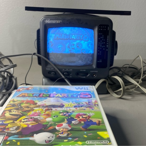 NINTENDO WII CONSOLE BUNDLE WHITE +Mario Party 8/ 2 AUTHENTIC CONTROLLERS - Picture 8 of 8